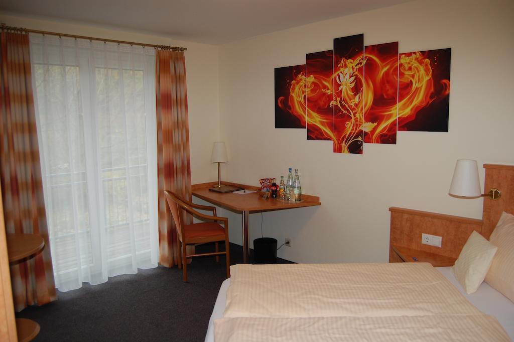 Landgasthof Jaegerstuebchen Neustadt an der Weinstrasse Room photo