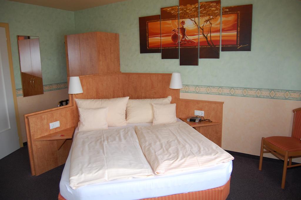 Landgasthof Jaegerstuebchen Neustadt an der Weinstrasse Room photo